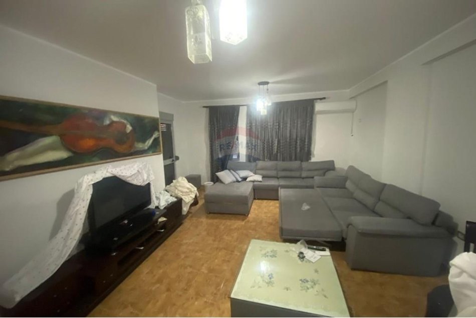 Tirane, jepet me qera 2+1+Ballkon Kati 3, 100 m² 400 € (FRESKU)