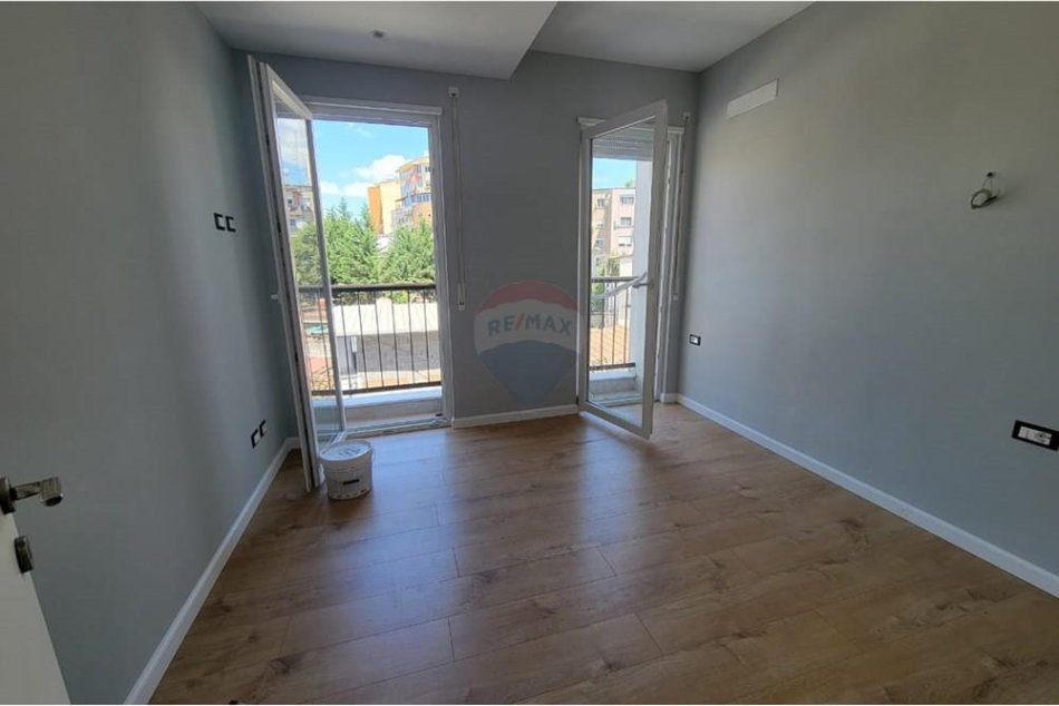Tirane, jepet me qera apartament duplex 2+1 , 77 m² 600 € (brryli)
