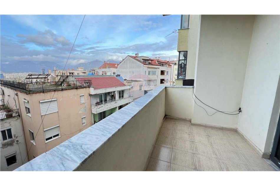 Tirane, jepet me qera apartament 3+1+Ballkon , 115 m² 450 € (kodra e diellit)