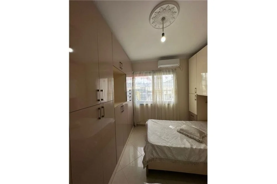 Tirane, jepet me qera apartament 1+1 Kati 7, 100 m² 500 € (astir)