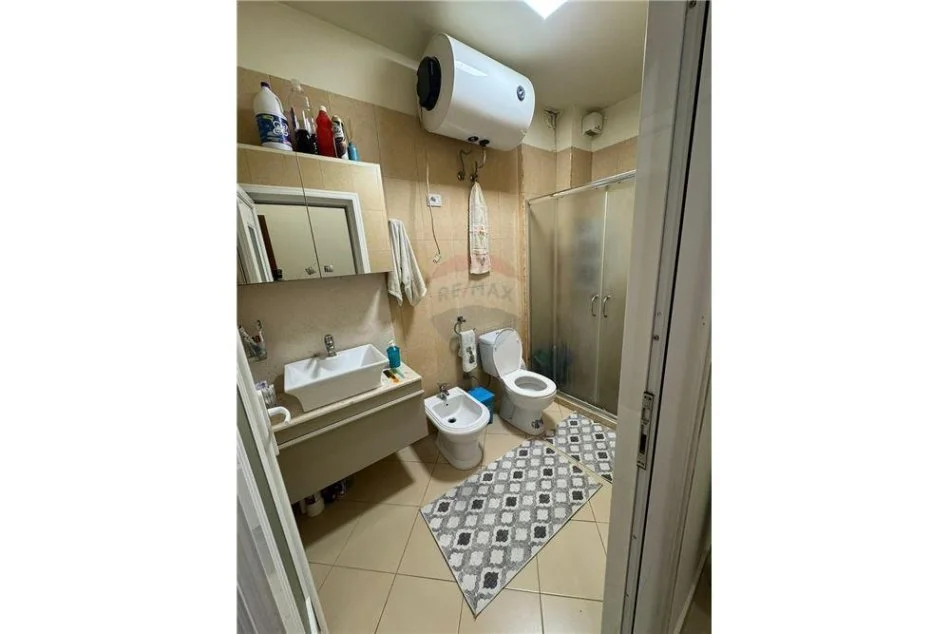 Tirane, jepet me qera apartament 2+1 Kati 1, 600 m² 600 € (rruga bill klinton)