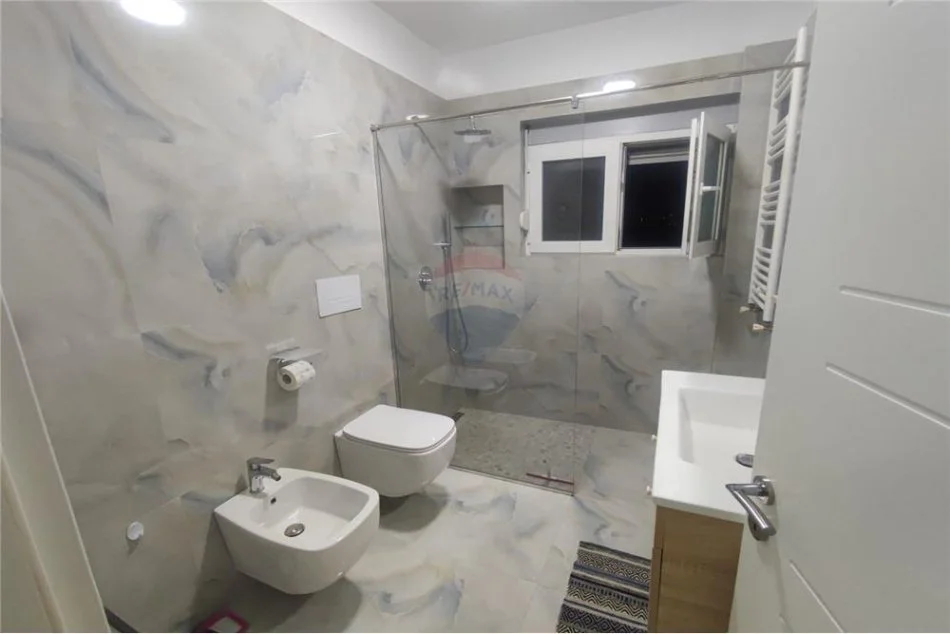 Tirane, jepet me qera apartament 2+1+Ballkon Kati 4, 95 m² 800 € (21 dhjetori)