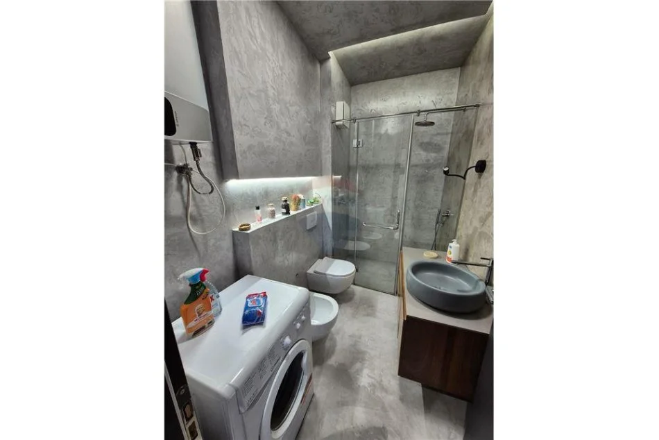 Tirane, jepet me qera apartament 1+1+Aneks+Ballkon Kati 4, 65 m² 550 € (Rruga Hamdi Garunja -)