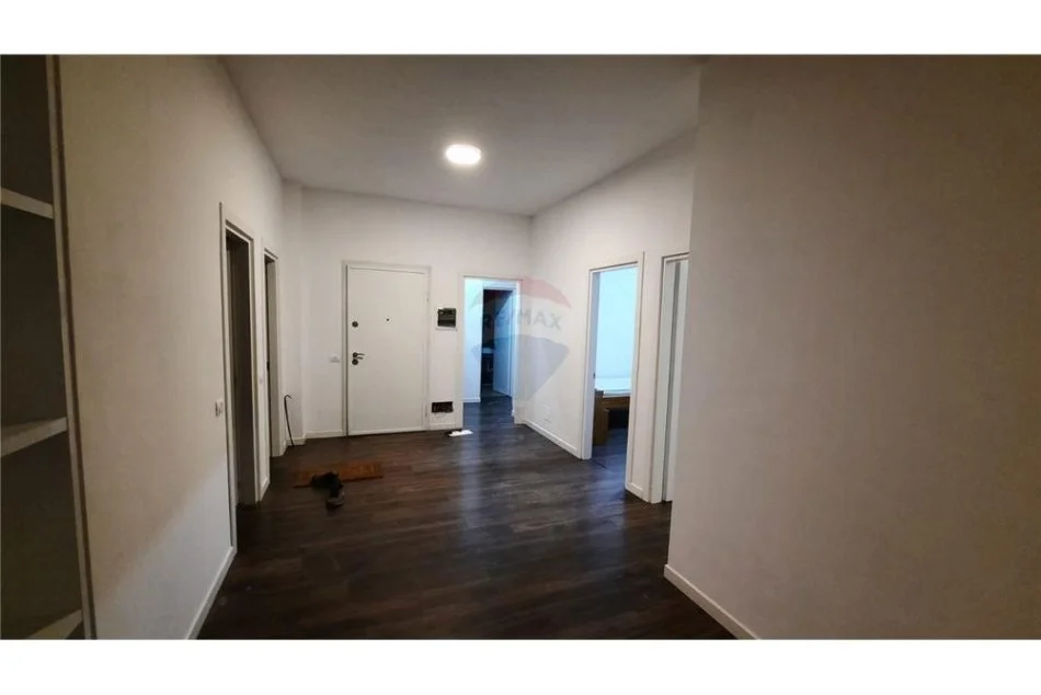 Tirane, jepet me qera apartament 3+1 Kati 3, 172 m² 1.000 € (Benjamin Kruta)