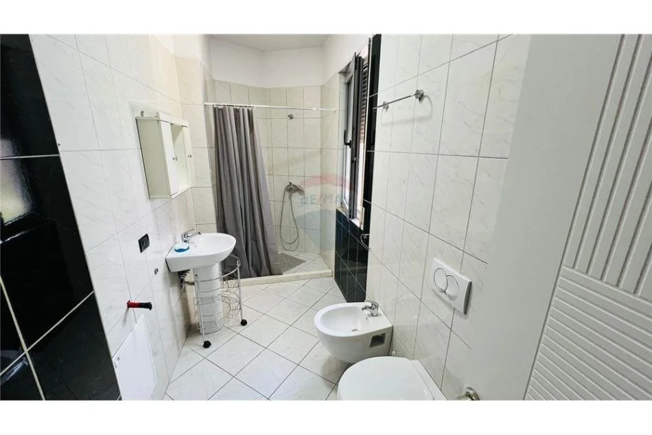 Tirane, jepet me qera apartament 2+1 Kati 3, 120 m² 700 € (Rruga e Kosovareve)