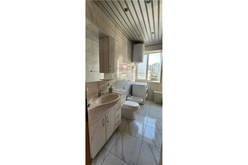 Tirane, jepet me qera apartament 2+1+Aneks+Ballkon Kati 4, 84 m² 700 € (Garda - Rruga Lidhja e Prizrenit - Bllok)