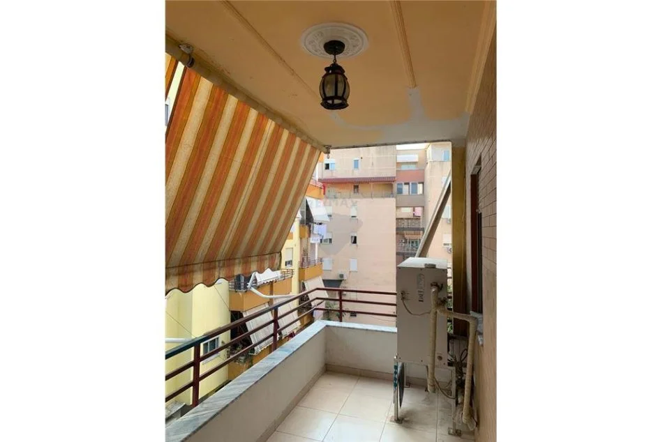 Tirane, jap me qera apartament 2+1+Aneks+Ballkon Kati 4, 110 m² 500 € (Liqeni i Thate)