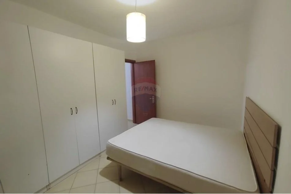 Tirane, jepet me qera apartament 2+1+Ballkon Kati 3, 97 m² 450 € (Rruga Hamdi Garunja)