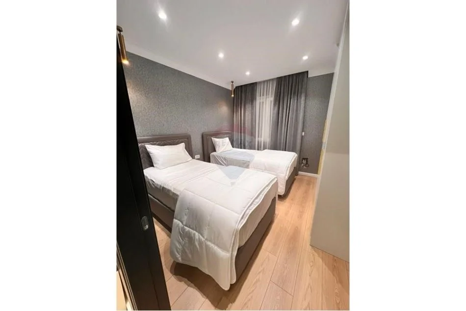 Tirane, jepet me qera apartament 2+1 Kati 5, 114 m² 1.300 € (Apartament 2+1+2 plus post parkimi me qira)