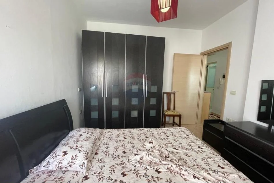 Tirane, jepet me qera apartament 1+1 Kati 4, 60 m² 300 € (Prane restorant freskut)
