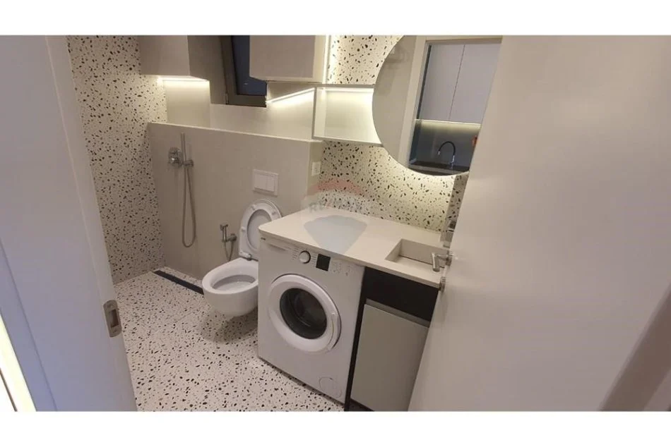 Tirane, jepet me qera 1+1 Kati 4, 75 m² 500 € (Studio apartament per qira te Pazari i Ri!)