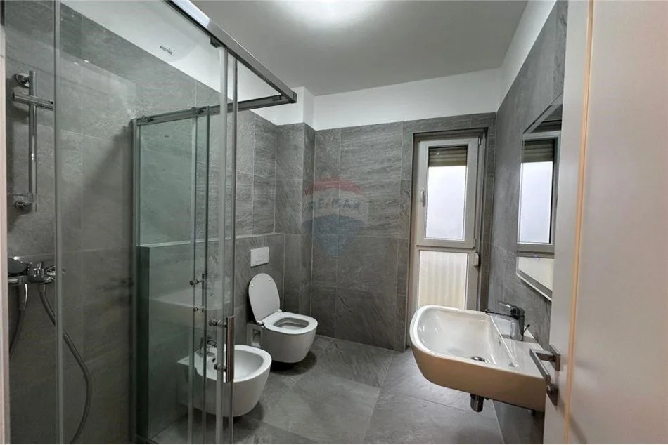 Tirane, jepet me qera apartament 2+1 , 110 m² 900 € (Jepet apartament 2+1+2 me qira tek Liqeni i Thate)