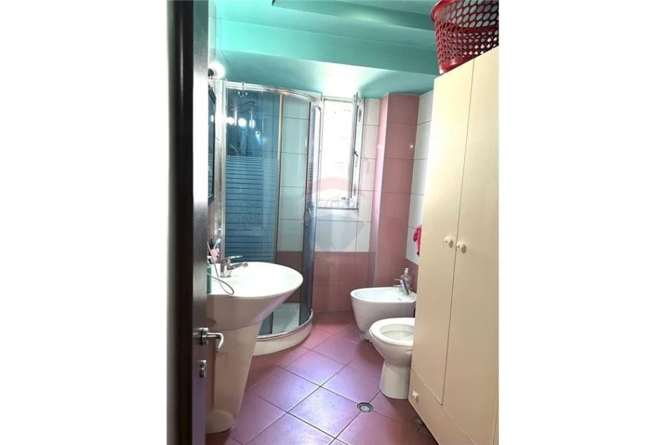 Tirane, jepet me qera apartament 3+1 , 105 m² 700 € (Apartament 3+1+2 tek Mine Peza!)