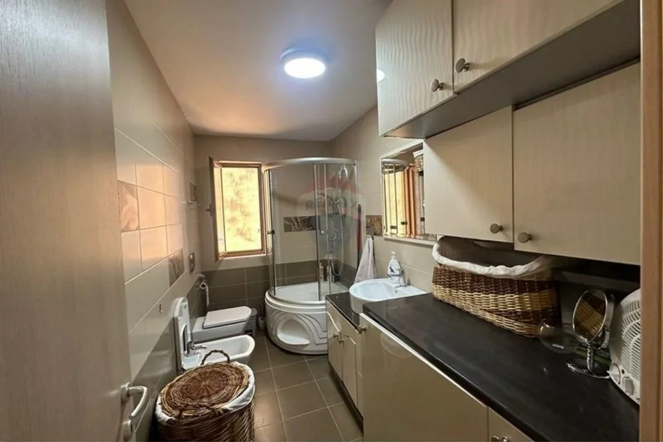 Tirane, jepet me qera apartament 3+1 Kati 4, 90 m² 950 € (Apartament 3+1 me qira në zemër të Tiranës!)