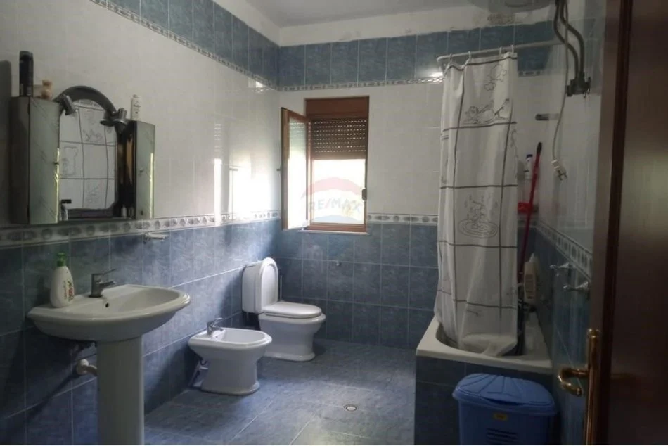 Tirane, shitet apartament 2 Katshe Kati 2, 300 m² 320.000 € (VILE DY KATE PER SHITJE NE KOMBINAT!)