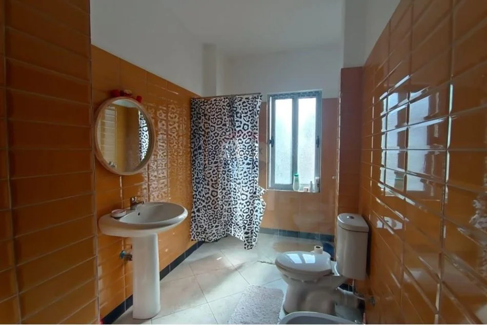 Tirane, jepet me qera apartament 1+1 Kati 2, 88 m² 380 € (Fresku)