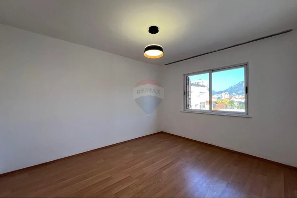 Tirane, shes apartament 3+1 Kati 4, 94 m² 145.000 € (APARTAMENT 3+1 PER SHITJE TE GJIMNAZI PARTIZANI!)