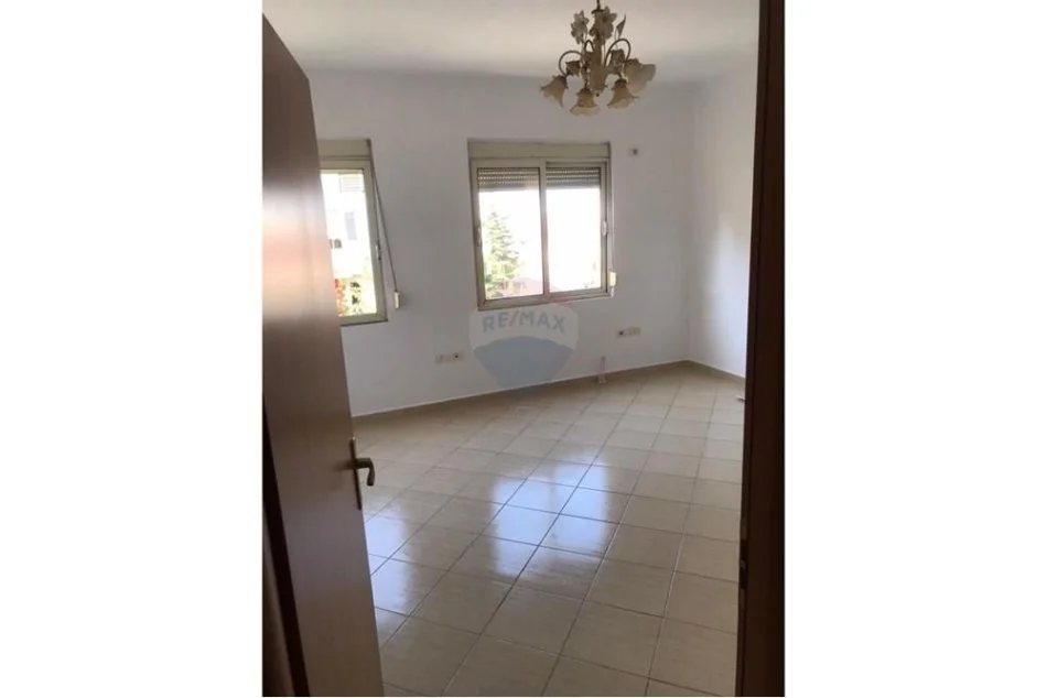 jepet me qera apartament 2+1 , 116 m² 600 € (Komuna e Parisit)