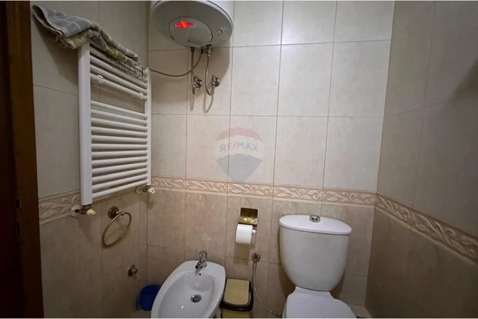 Tirane, jepet me qera apartament 2+1 , 730 € (Pazari i Ri)