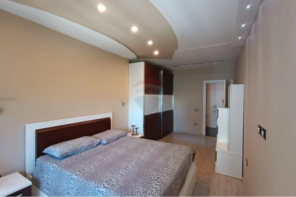 Tirane, jepet me qera apartament 2+1 , 550 € (Laprake)