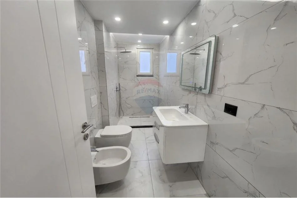 Tirane, jepet me qera apartament 3+1 Kati 2, 140 m² 850 € (Rruga Pjeter Budi)