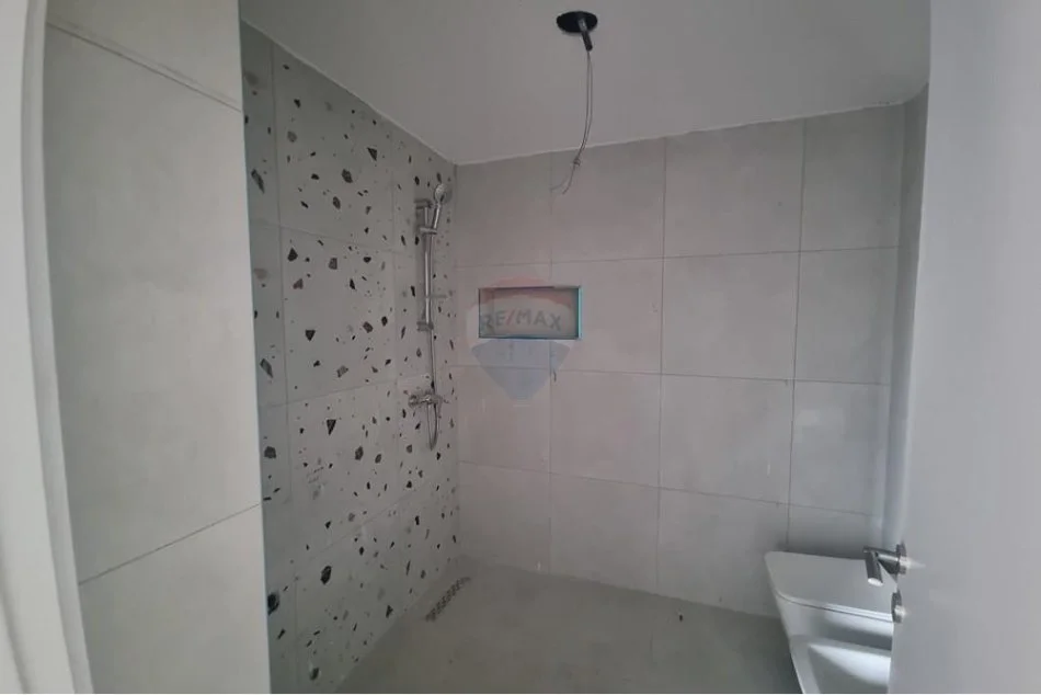 Tirane, jepet me qera ambjent biznesi , 700 € (Laprake)