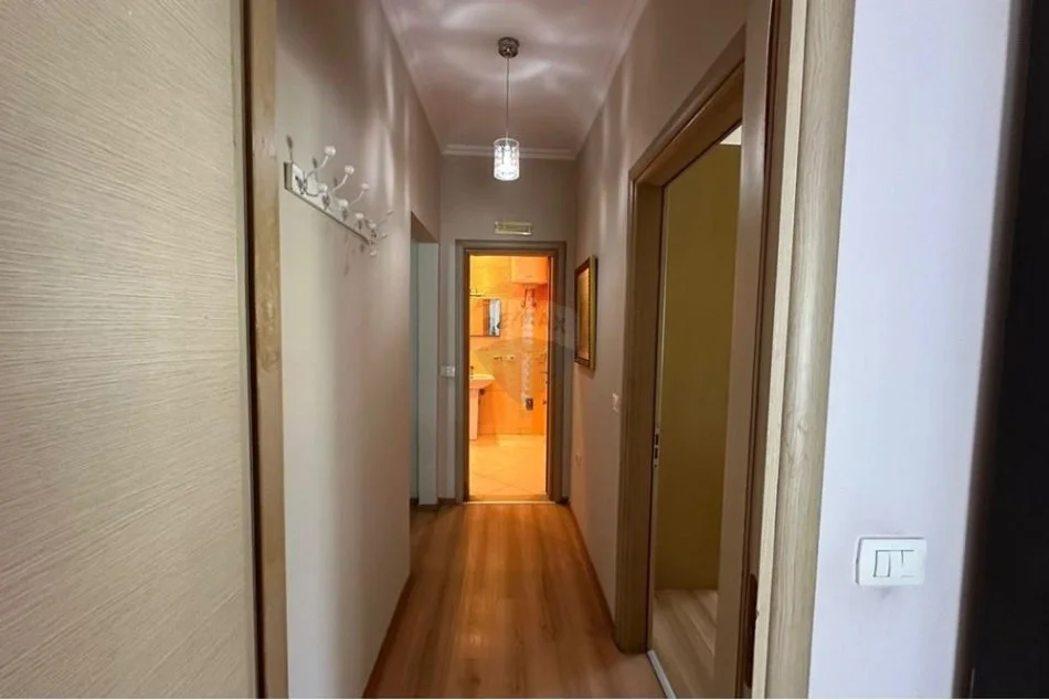 Tirane, jepet me qera apartament 2+1 , 600 € (Brryli)