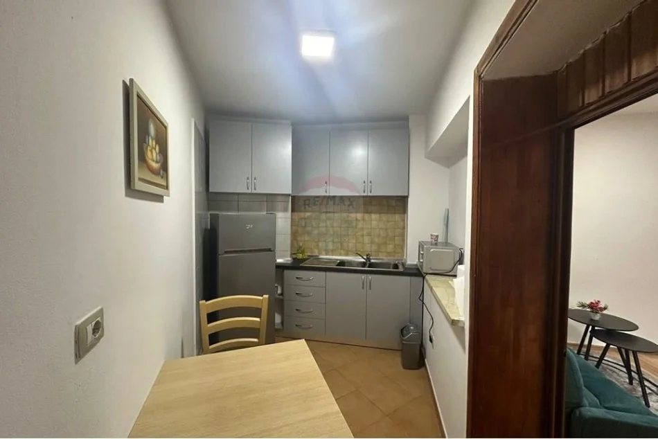 Tirane, jepet me qera zyre Kati 1, 69 m² 850 € (Qender)