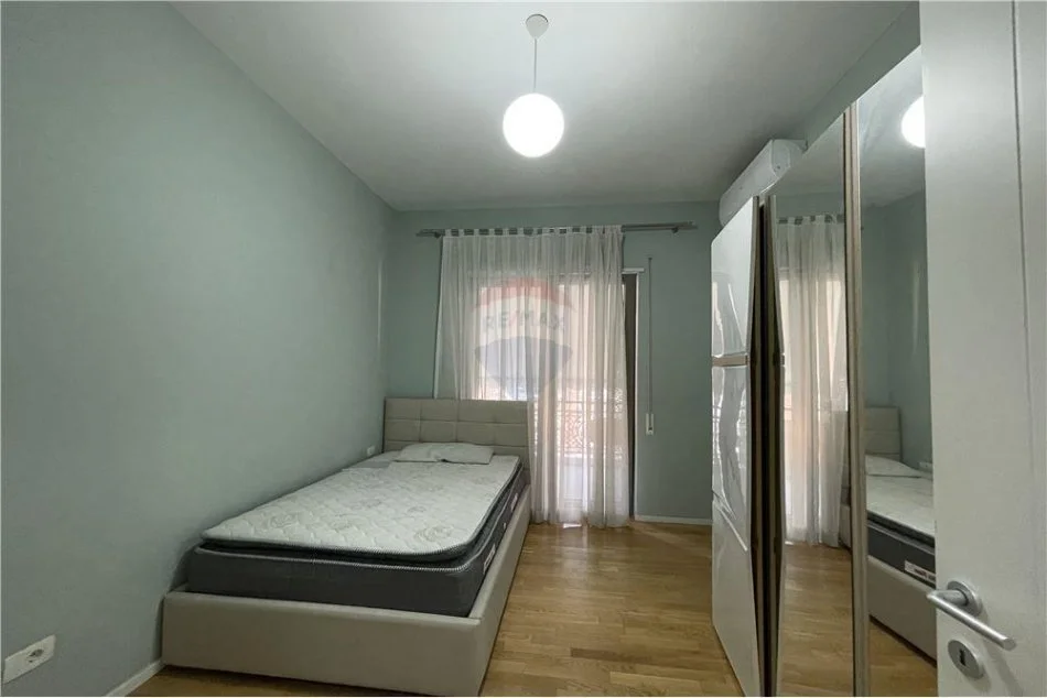 Tirane, jepet me qera apartament 2+1 Kati 7, 120 m² 1.200 € (rruga kavajes, kompleksi deliorgji)