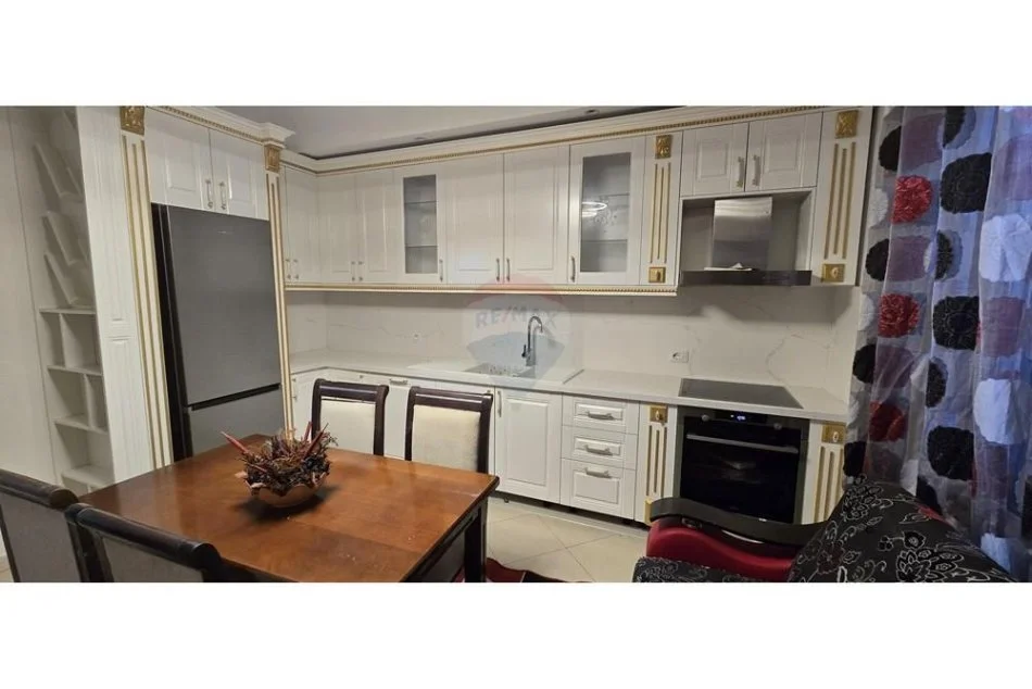 Tirane, jepet me qera apartament 3+1 , 177 m² 650 € (Selite, Tirane)