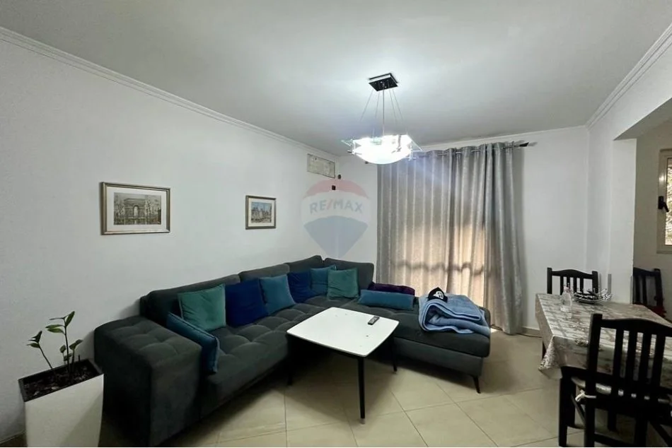 Tirane, jepet me qera apartament 1+1 Kati 2, 120 m² 550 € (21 Dhjetori, Shqipëri)