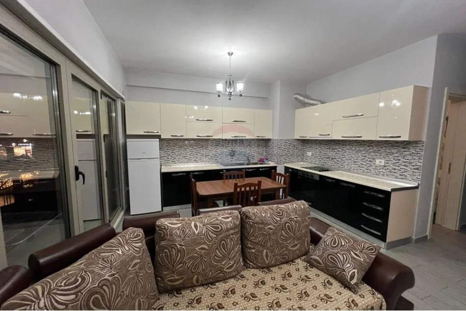 Tirane, jepet me qera apartament 2+1 , 88 m² 750 € (kompleksi deliorgj)