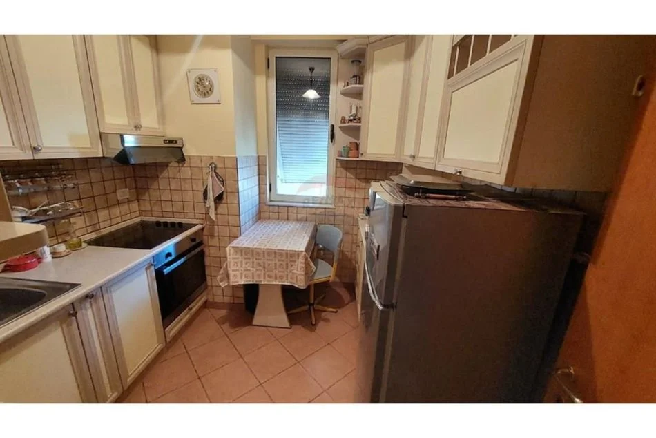 Tirane, jepet me qera apartament 1+1 , 75 m² 600 € (bllok)