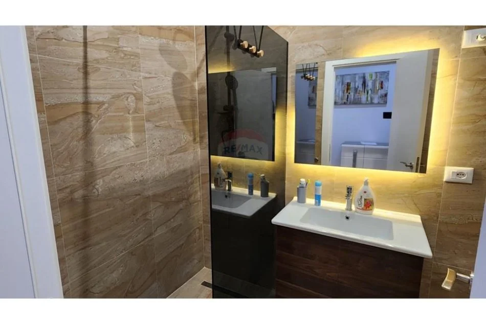 Tirane, jepet me qera apartament 1+1 Kati 8, 85 m² 750 € (21 Dhjetori, Rruga e Kavajes)