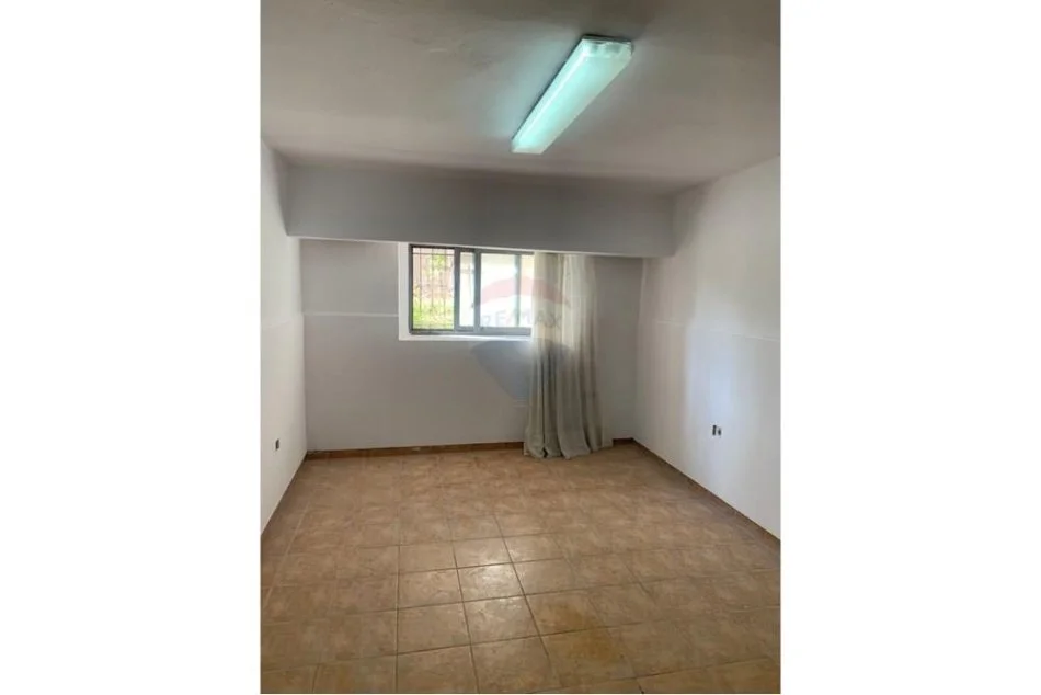 Tirane, jepet me qera zyre Kati -1, 44 m² 440 € (stadiumi Dinamo)