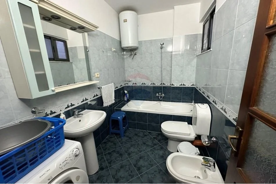 Tirane, jepet me qera apartament 2+1 Kati 4, 105 m² 550 € (Ali Demi)