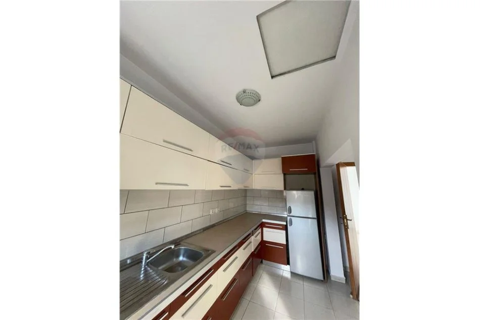Vlore, shitet apartament 2+1+Ballkon Kati 2, 200 m² 122.000 € (Gjyqi Vjeter)
