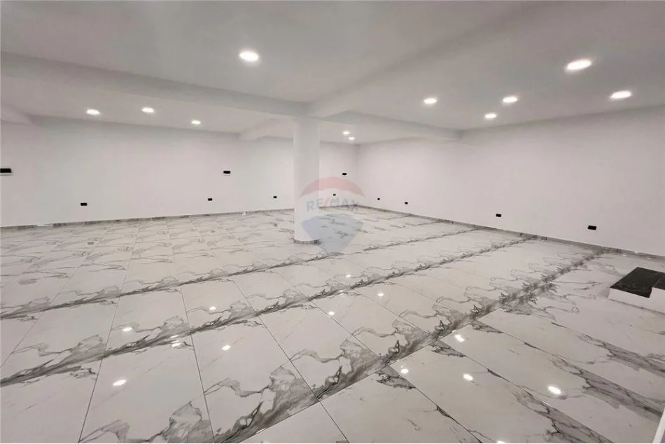 Vlore, jepet me qera ambjent biznesi Kati 0, 240 m² 2.000 € (Blv.Ismail Qemali)