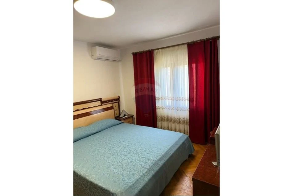 Tirane, jepet me qera apartament 3+1 Kati 4, 80 m² 600 € (Rr. Fortuzi)