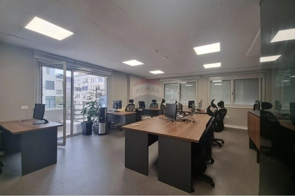 Tirane, jepet me qera ambjent biznesi Kati 6, 219 m² 3.290 € (ZYRE PER QIRA TE LIBRI UNIVERSITAR!)