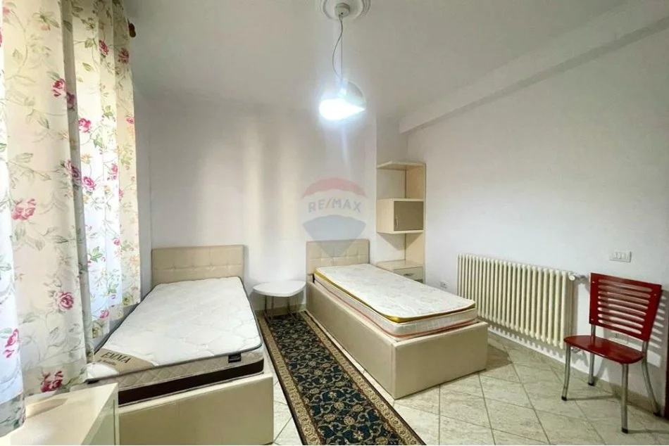 Tirane, jepet me qera apartament 2+1+Ballkon Kati 4, 120 m² 750 € (Komuna e Parisit)