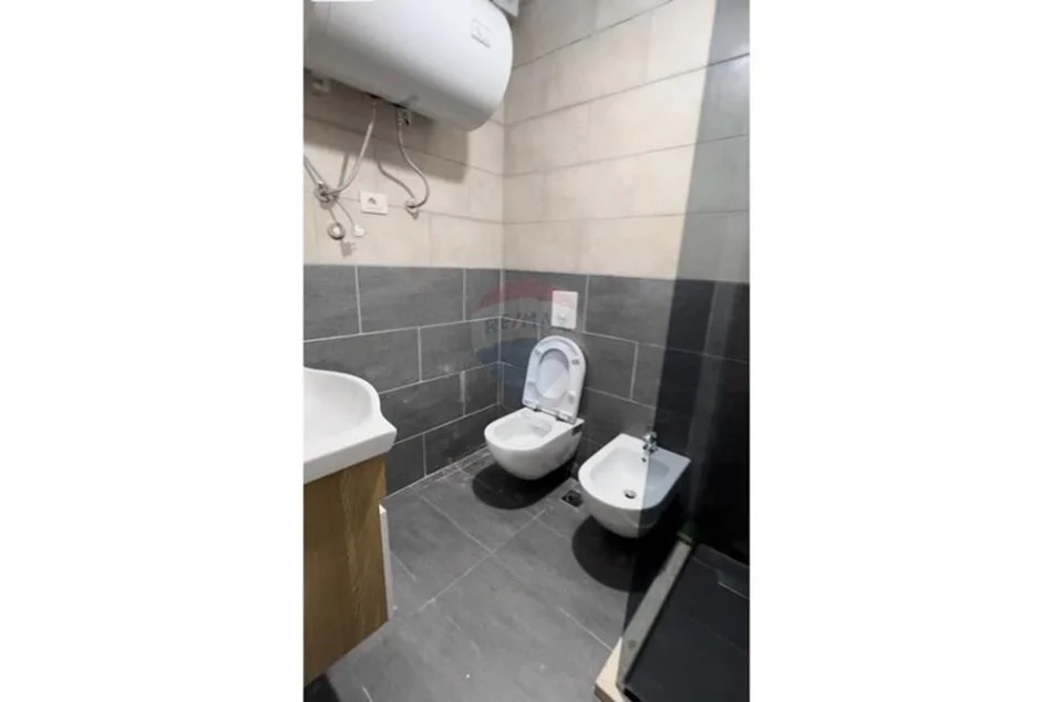 Tirane, jepet me qera apartament 2+1 Kati 4, 87 m² 450 € (Apartament 2+1 me qira ne Shkoze!)