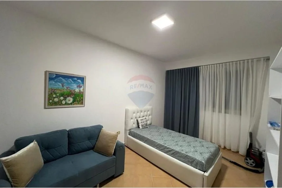 Tirane, jepet me qera 2+1 , 100 m² 700 € (Komuna e Parisit)