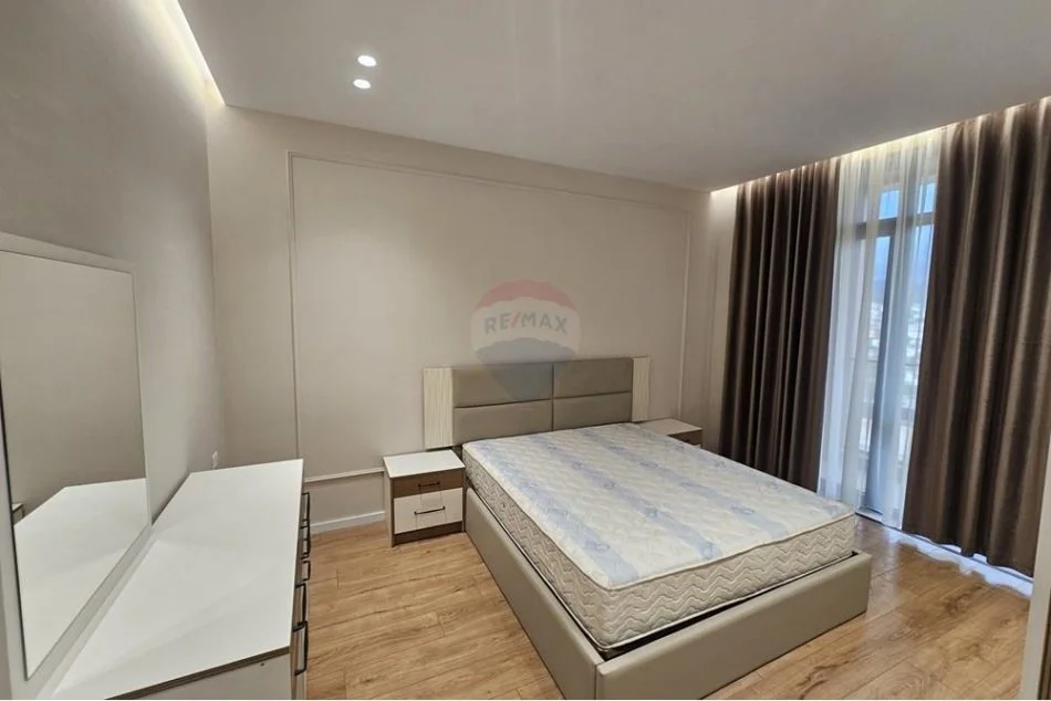 Tirane, jepet me qera apartament 1+1 , 78 m² 600 € (Bulevardi i Ri)
