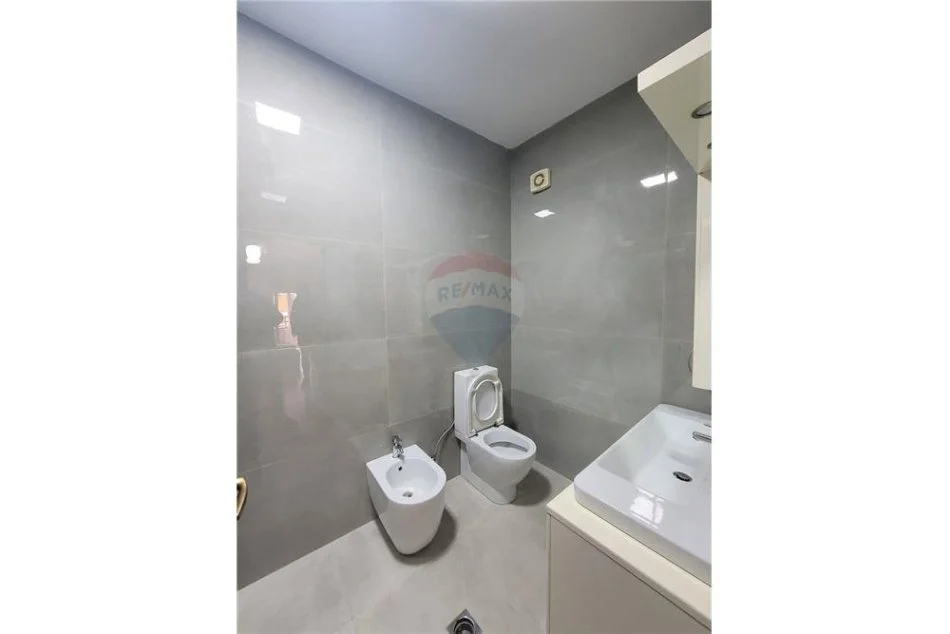 Tirane, jepet me qera apartament 2+1+Ballkon Kati 3, 120 m² 700 € (liqeni i thate)