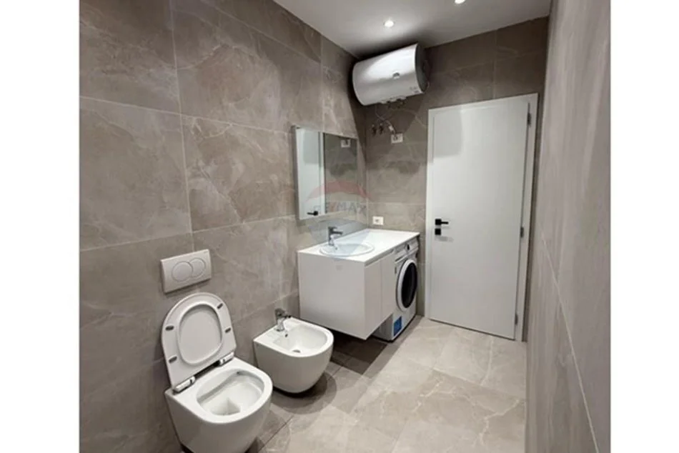 Tirane, jepet me qera apartament 1+1 , 50 m² 500 € (bulevardi migjeni)