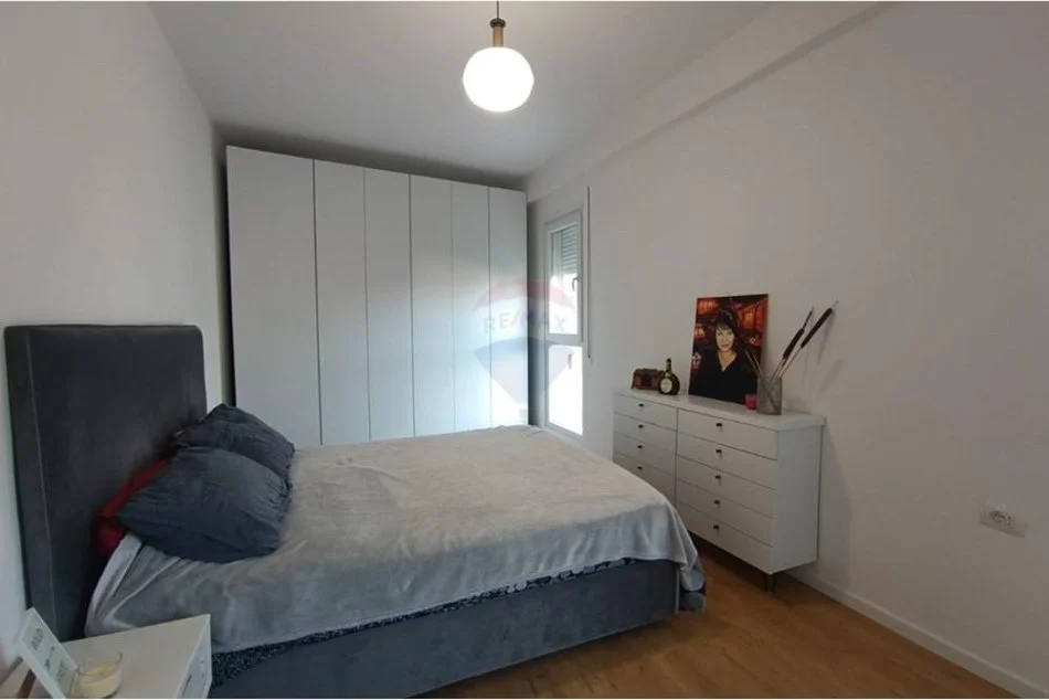 Tirane, jepet me qera apartament 1+1+Ballkon Kati 5, 67 m² 700 € (rruga qemal stafa)