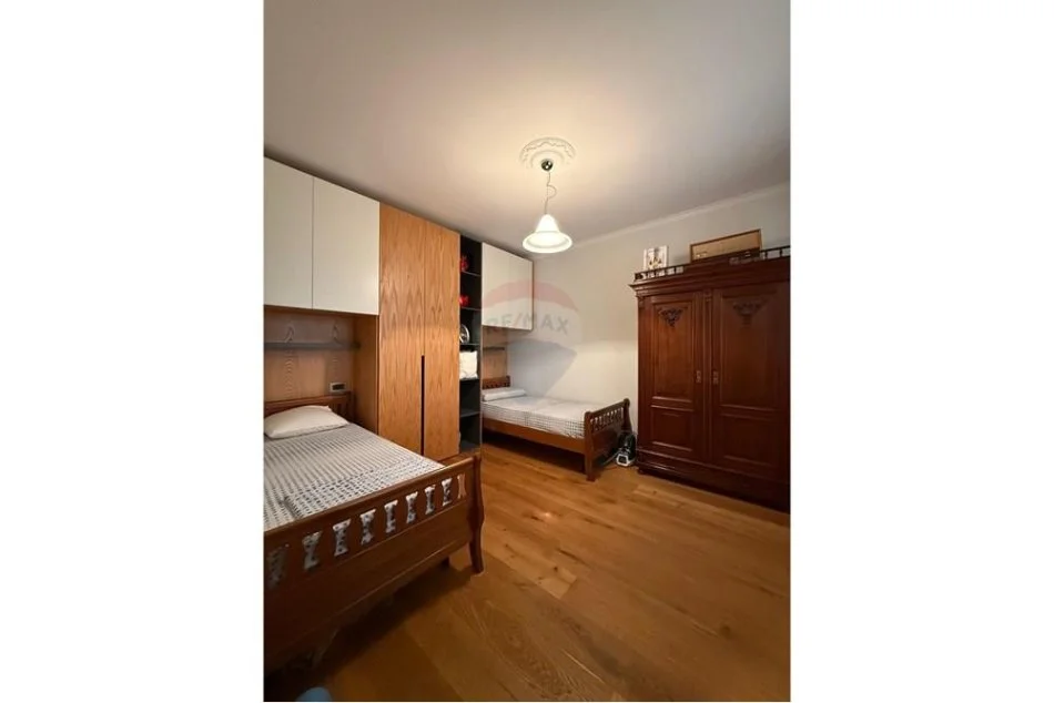 Tirane, jepet me qera apartament 2+1 Kati 5, 150 m² 1.500 € (Blloku)