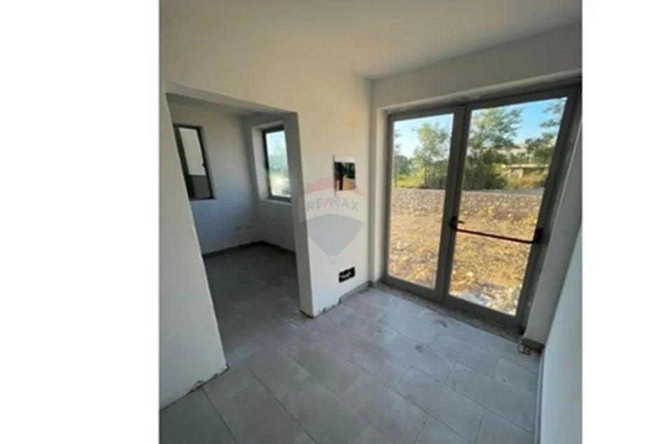 Tirane, jepet me qera magazine , 2.500 m² 4.000 € (AKSI TIRANE-VORE)