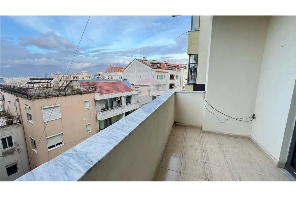 Tirane, jepet me qera apartament 3+1+Ballkon , 115 m² 450 € (kodra e diellit)